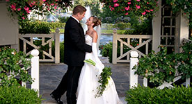 Newlywed couple in the Hershey Gardens