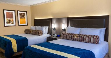 room with 2 beds at Hershey Lodge
