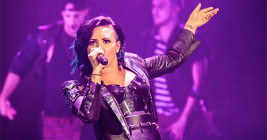 Demi Lovato singing on stage at Hersheypark Stadium